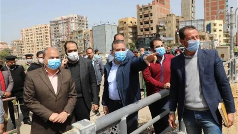 محافظ المنوفية يتابع العمل بكوبري عمر أفندي ويتفقد رصف حي غرب والعزبة الغربية.صور