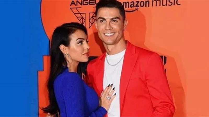 جورجينا تهنئ رونالدو بفوزه بجائزة أفضل لاعب في الدوري الإيطالى