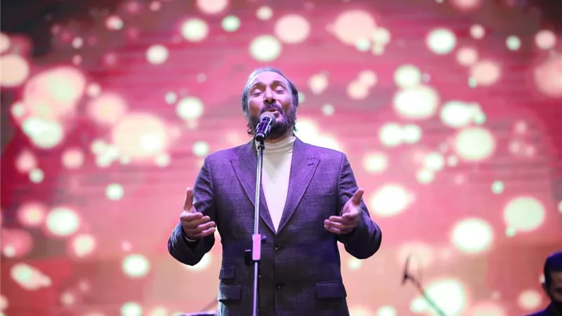 لمدة 3 ساعات.. علي الحجار يشعل مسرح الزمالك ويغازل زوجته أمام الجمهور فى عيد الأم
