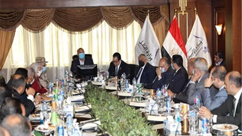 وزير النقل يتابع معدلات تنفيذ عدد من المشروعات الخدمية بميناء الإسكندرية