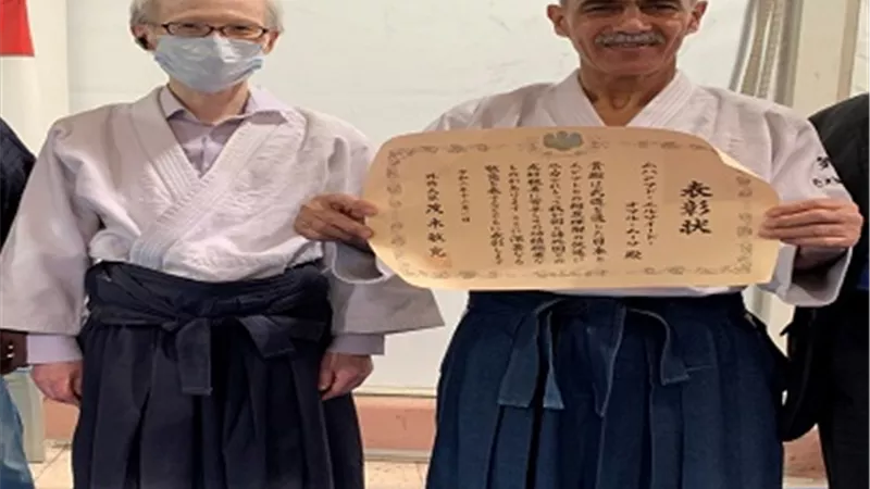 وزير الخارجيه اليابانى يكرم مصرى لتفوقه فى لعبة الأيكيدو