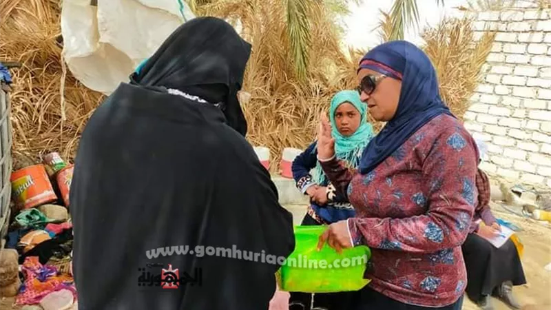 مركز التنمية المستدامة لموارد مطروح يوزع بطاريات دواجن علي نساء الجارة بسيوة