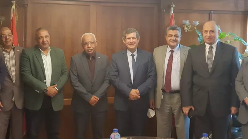 الجمل: نسعى لتوسيع مظلة الحماية الاجتماعية والصحية وتحسين مستوى معيشة العاملين