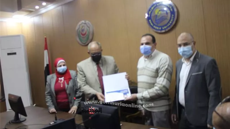 مستشفى بني سويف الجامعي يكرم العاملين بقسم الباثولوجيا الاكلينيكيه والكيميائيه