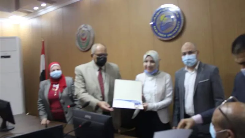 مستشفى بني سويف الجامعي يكرم العاملين بقسم الباثولوجيا الاكلينيكيه والكيميائيه