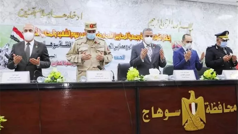 محافظ سوهاج ومدير جمعية المحاربين القدماء يكرمان أسر الشهداء ومصابي العمليات الحربية