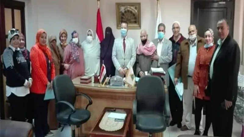 الدخاخني يُكرم ٩ من العاملين بمستشفيات جامعة بنها