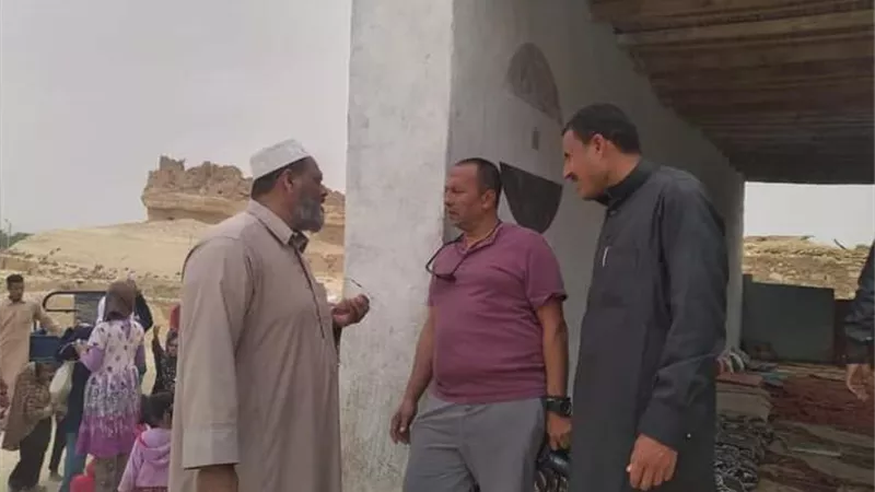 قافله الحياة تصل واحة جارة ام الصغير وتوزع اعانات مالية وعينية علي الاهالي