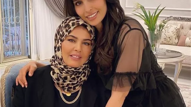 ليلى حسين تتألق برفقة والدتها وتعلق 