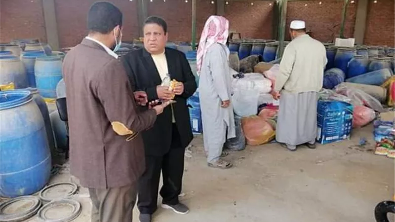 قافلة الحياة توزع مساعدات عينية و غذائية على المستحقين في سيوة. .صور