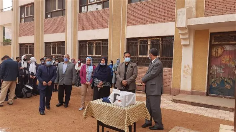تعليم اسيوط يكرم السيوطي لجهودة في التواصل المجتمعي وتعاونه لإنجاح القافلة الطبية