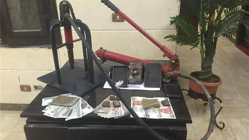 مداهمة مصنع لإنتاج المخدرات بالسويس