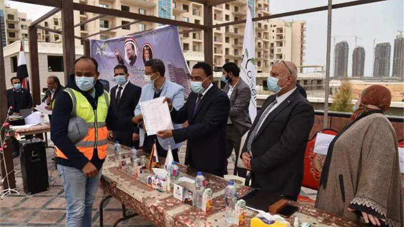 محافظ مطروح يوزع وثائق التأمين للعمالة غير المنتظمة..صور