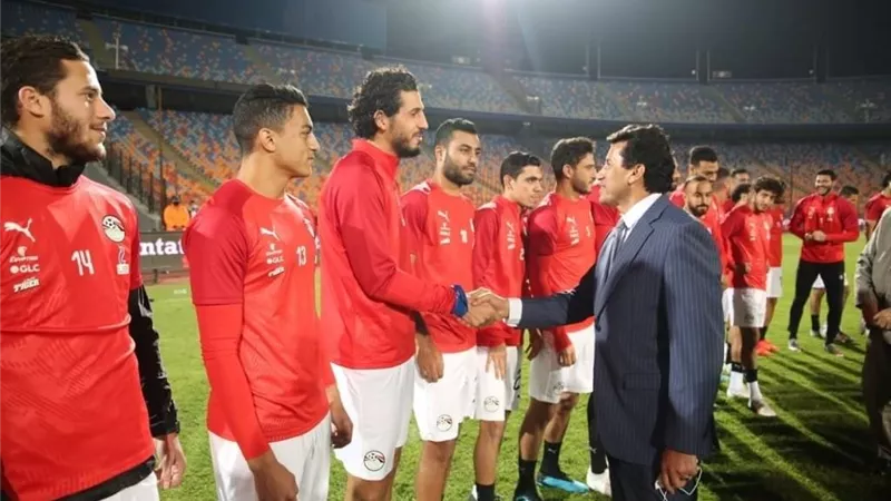 وزير الرياضة يشاهد مران منتخب مصر من ملعب استاد القاهرة