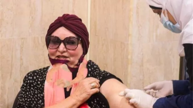 مارجريت الألمانية أول أجنبية تتلقي تطعيمات كورونا بمطروح