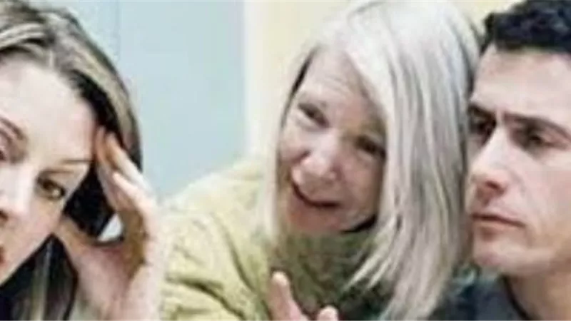 استشاري: على الزوجة القيام بهذا الأمر إذا وجدت تدخل من حماتها في حياتها