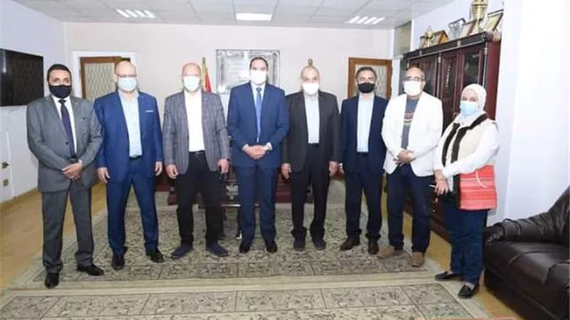 رئيس جامعة سوهاج يبحث التعاون مع المؤسسة الخيرية لمساعدة القلوب فى بريطانيا..بالصور