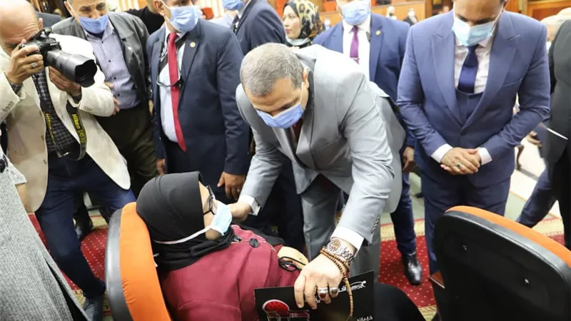 وزير القوى العاملة ومحافظ الدقهلية يسلمان 71 عقد عمل لذوي الهمم والعزيمة