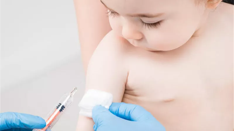 موانع ومواعيد تطعيم الأطفال الأقل من عامين بلقاح 