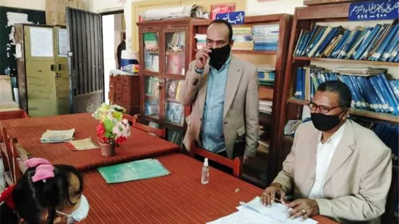 مدير ادارة قنا التعليمية يتابع مسابقة المشروع الوطنى للقراءة