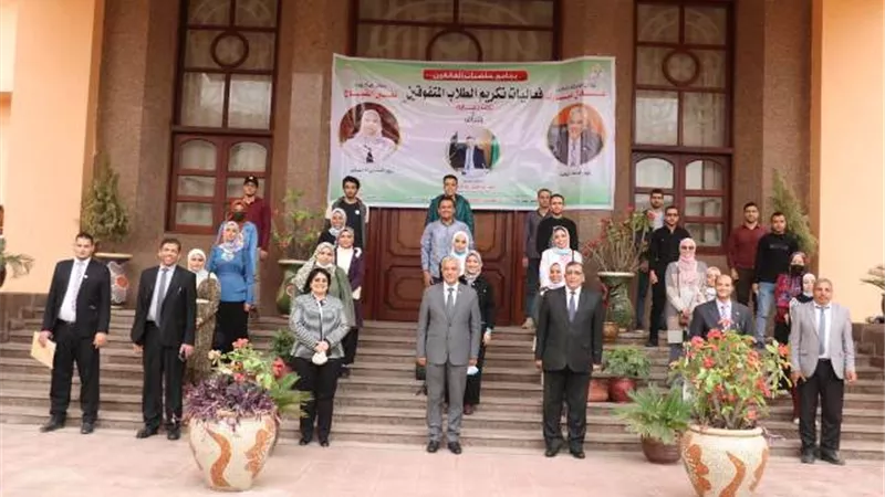 رئيس جامعة المنوفية يكرم الطلاب المتفوقين فى الكليات.. بالصور