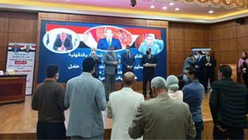 تسليم وزير القوى العاملة 5344 بوليصة تأمين للعمالة غير المنتظمة بالدقهلية