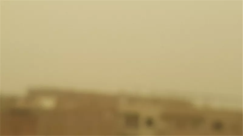 وصول العاصفة الترابية إلى الأقصر وحذر شديد بالطرق السريعة والمجرى الملاحى للنيل