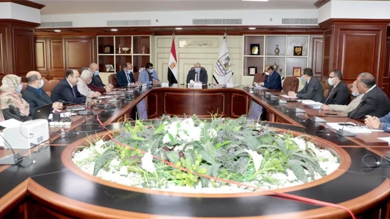 محافظ بني سويف يرأس اجتماع المناطق الصناعية