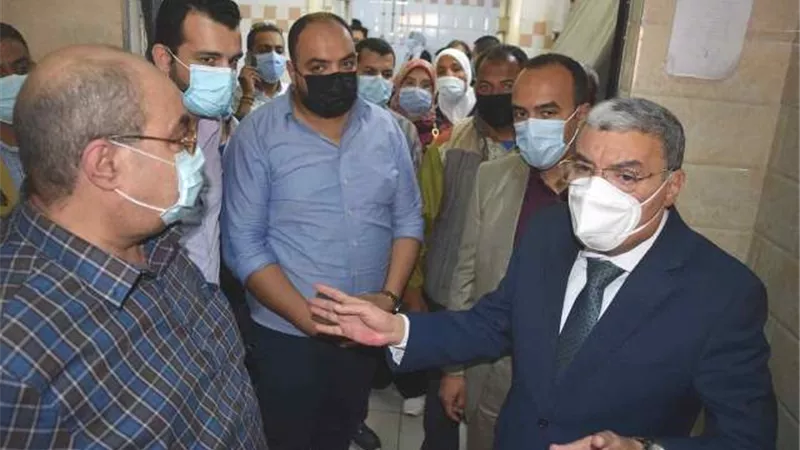 محافظ المنيا يطمئن على ٣٧ مصابة بالاختناق بسبب العاصفة الترابية