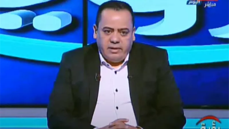 الإعلامي محمد منصور يفجر مفاجأة لوالدته على الهواء احتفالا بعيد الأم