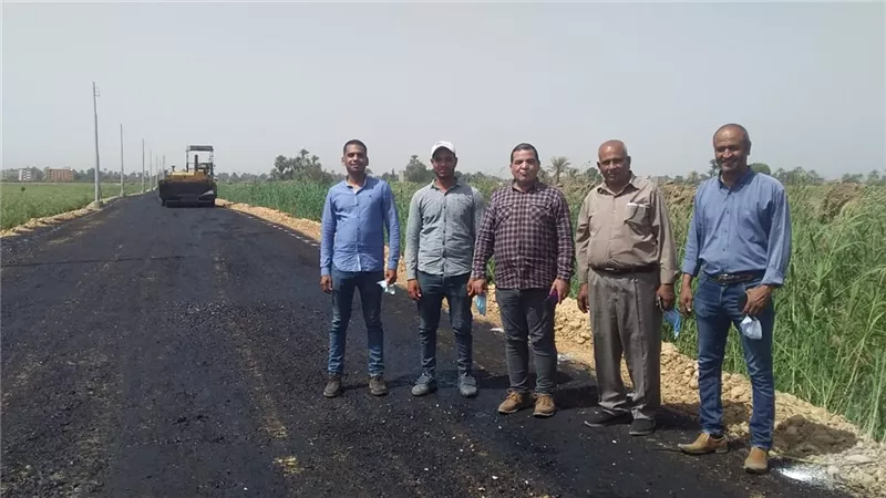 رئيس مركز الزينية شمال الأقصر يتفقد أعمال الرصف