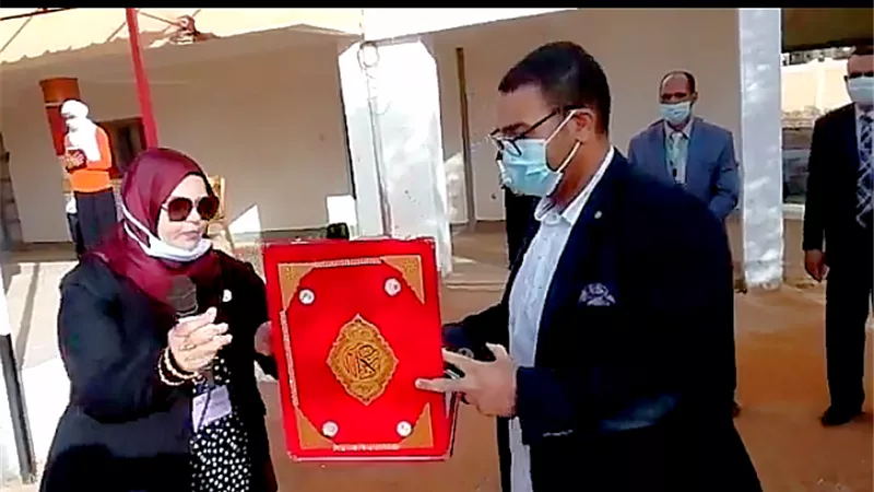 موط الصناعية للبنات تكرم العاملين بمستشفي الداخلة العام