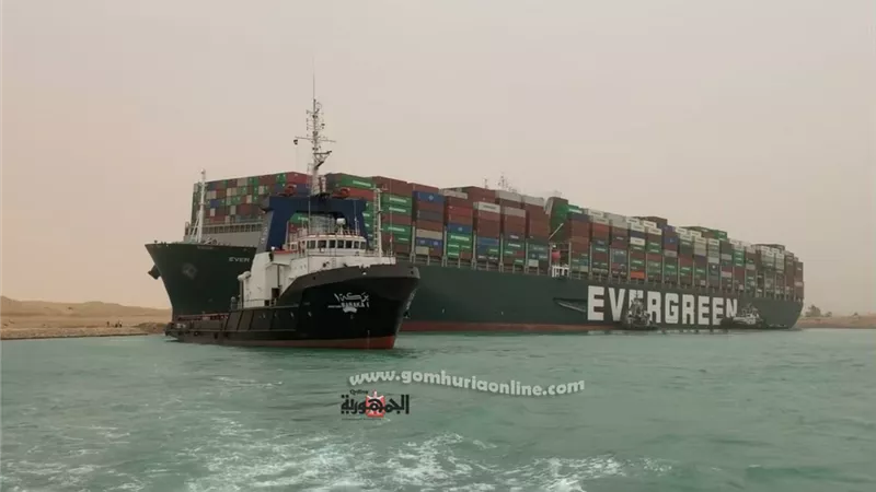 بالصور.. قاطرات قناة السويس العملاقة تواصل جهودها لتعويم السفينة الجانحة