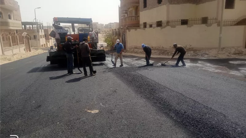 رئيس الجهاز: تنفيذ أعمال رصف طرق حي النوادي بمدينة المنيا الجديدة.. صور