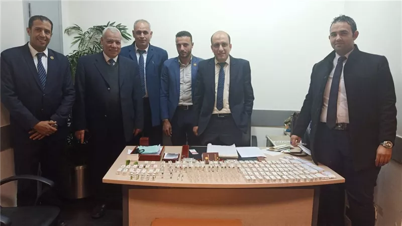 ضبط 216 انبول لعلاج ضمور العضلات حول جسد راكب كولومبي بالمطار