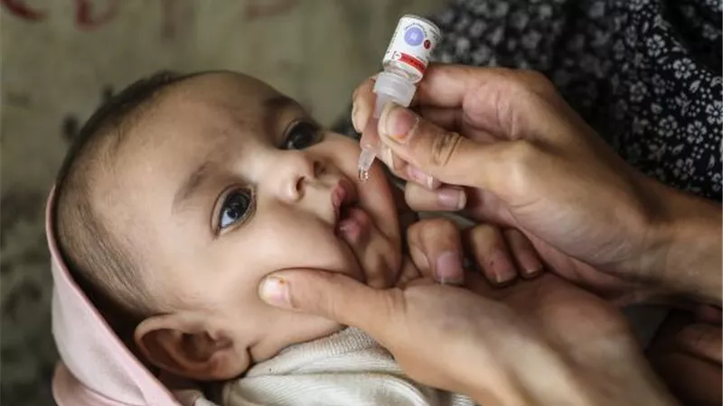 الصحة العالمية تعلن انتشار مرض شلل الأطفال مجددا وتصف الوضع بالطارئ