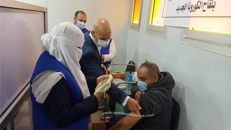 وكيل وزارة الصحة يتابع تطعيم المواطنين بلقاح كورونا في اليوم الأول بالمراكز الـ٦ الجديدة بالشرقية