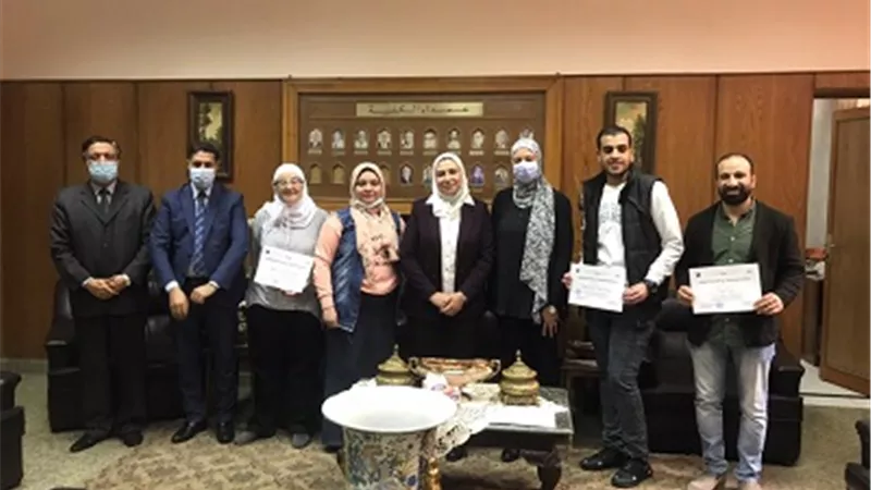 عميد ألسن عين شمس تكرم المشاركين في مسابقة 