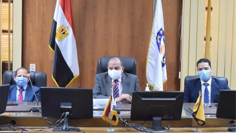 رئيس جامعة بني سويف يسلم 25 طالب مكافأت فى مشروع حاضنات المتفوقين