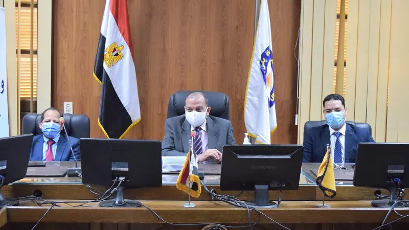 رئيس جامعة بني سويف يسلم 25 طالب مكافأت فى مشروع حاضنات المتفوقين