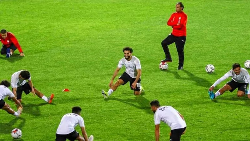 شاهد تواضع محمد صلاح فى مران الفراعنة قبل مواجهة كينيا.. صور