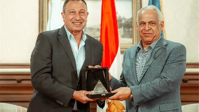 الخطيب وعامر يتبادلان الدروع وأعلام الناديين