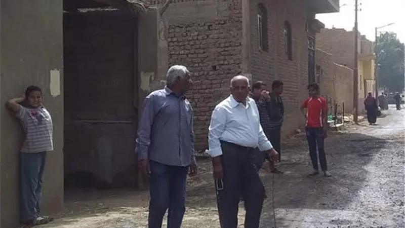 رئيس مركز الزينية شمال الأقصر يتفقد أعمال الرصف وإزالة الحشائش