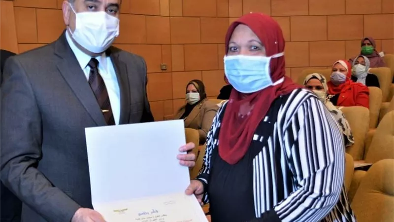 وزير الطيران المدني يكرم الأمهات المثاليات ويشيد بدور المرأة في خدمة قطاع الطيران