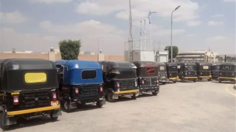 جهاز بدر يضبط 14 توك توك ويحرر 30 محضر فى حملة مكبرة بالتعاون مع شرطة المرافق.. بالصور
