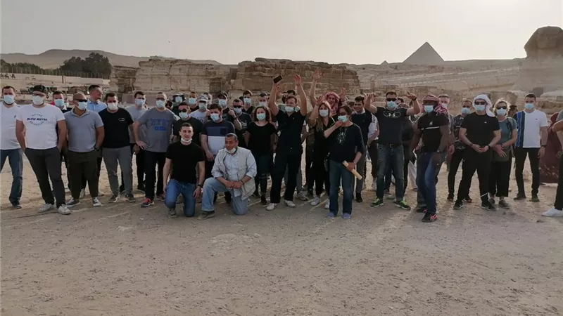 طاقم حاملة المروحيات البرمائية ميسترال الفرنسية يزور منطقتي أهرامات الجيزة وسقارة والمتحف المصري بالتحرير