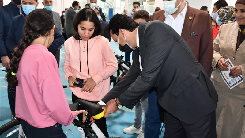 وزير الشباب والرياضة يُسلم الدفعة الثانية من المرحلة الثالثة لمبادرة 