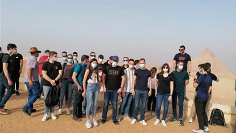 طاقم حاملة المروحيات البرمائية ميسترال الفرنسية يزور أهرامات الجيزة وسقارة والمتحف المصري