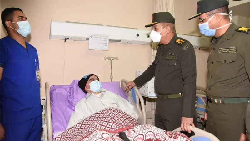 وزير الدفاع يزور المرضي والمصابين بالمجمع الطبي للقوات المسلحة بالمعادى