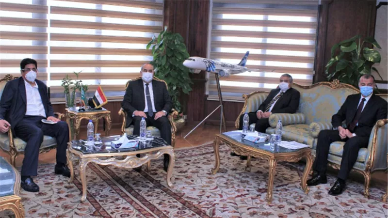 وزير الطيران يبحث مع وزير الحج والعمرة بالسعودية تعزيز التعاون بين البلدين
